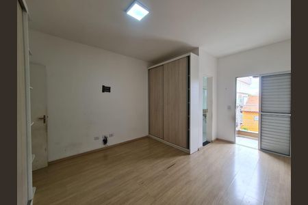 Casa à venda com 300m², 3 quartos e 3 vagasQuarto com móveis de madeira e iluminação natural, com vista para a rua.
