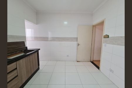 Casa à venda com 300m², 3 quartos e 3 vagasBanheiro com piso de porcelanato e armários de madeira, sem geladeira ou fogão.