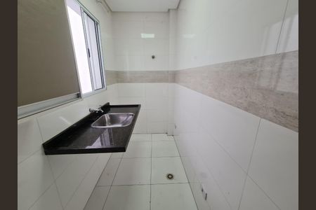 Casa à venda com 300m², 3 quartos e 3 vagasBanheiro com piso de porcelanato e pia de granito.