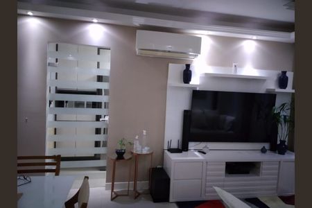 Sala de estar com TV e ar condicionado, com uma porta de vidro e uma mesa de jantar. de apartamento à venda com 2 quartos, 66m² em Centro, Niterói