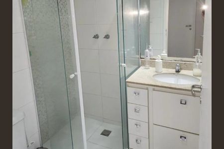 Banheiro com chuveiro e pia branca, com armários e espelho, em ambiente branco e claro. de apartamento à venda com 2 quartos, 66m² em Centro, Niterói