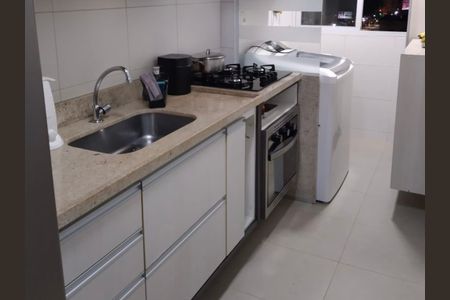 Cozinha com pia, fogão e geladeira, com iluminação boa e mobiliário simples. de apartamento à venda com 2 quartos, 66m² em Centro, Niterói