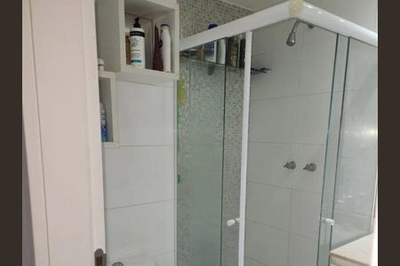 Banheiro com chuveiro e pia, com prateleiras de armazenamento acima do chuveiro. de apartamento à venda com 2 quartos, 66m² em Centro, Niterói