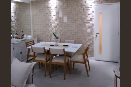 Sala de jantar com mesa branca e cadeiras de madeira, com um bar ao fundo. de apartamento à venda com 2 quartos, 66m² em Centro, Niterói