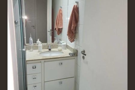 Banheiro com pia e vaso sanitário, com espelho e toalha pendurada. de apartamento à venda com 2 quartos, 66m² em Centro, Niterói