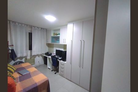 Quarto com cama, armários e escrivaninha, iluminado por lâmpada de teto. de apartamento à venda com 2 quartos, 66m² em Centro, Niterói