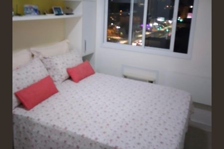 Cama simples com colchão e travesseiros, com vista para a cidade à noite. de apartamento à venda com 2 quartos, 66m² em Centro, Niterói