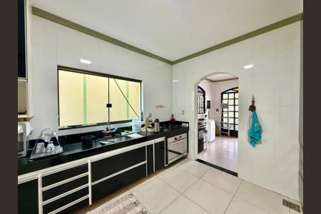 Cozinha de casa para alugar com 4 quartos, 300m² em Planalto, Belo Horizonte