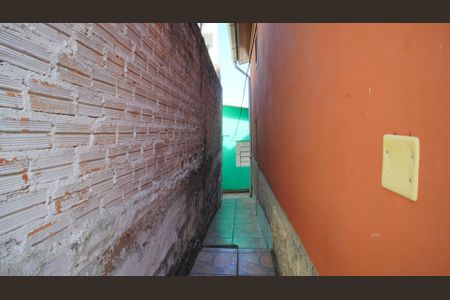 Casa para alugar com 70m², 2 quartos e 2 vagasCorredor lateral 