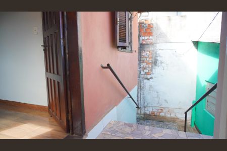 Casa para alugar com 70m², 2 quartos e 2 vagasAcesso aos fundos 