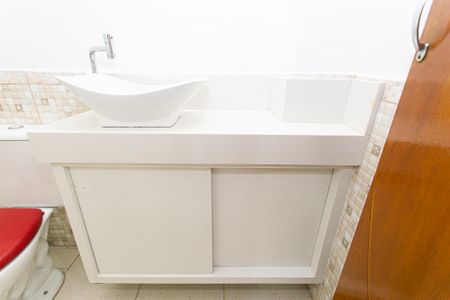 Lavabo de casa de condomínio para alugar com 2 quartos, 61m² em Vila Nhocuné, São Paulo