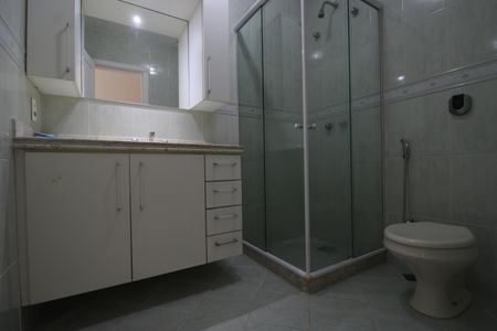 Casa de condomínio à venda com 231m², 4 quartos e 1 vagaBanheiro da suíte 2