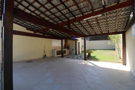 Casa de condomínio à venda com 231m², 4 quartos e 1 vagaQuintal