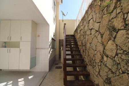 Casa de condomínio à venda com 231m², 4 quartos e 1 vagaFundos