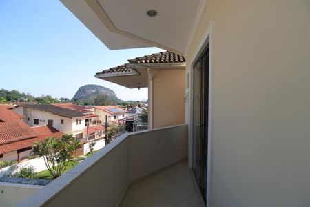 Casa de condomínio à venda com 231m², 4 quartos e 1 vagaSuíte 1 - Varanda que se comunica com a suíte 2