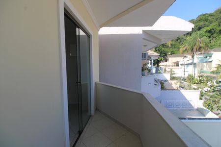 Casa de condomínio à venda com 231m², 4 quartos e 1 vagaSuíte 1 - Varanda que se comunica com a suíte 2