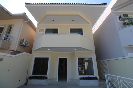 Casa de condomínio à venda com 231m², 4 quartos e 1 vagaFrente da casa