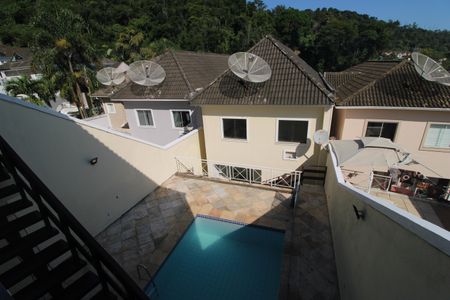 Casa de condomínio à venda com 231m², 4 quartos e 1 vagaQuintal