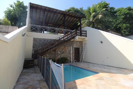 Casa de condomínio à venda com 231m², 4 quartos e 1 vagaQuintal
