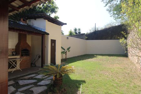 Casa de condomínio à venda com 231m², 4 quartos e 1 vagaQuintal