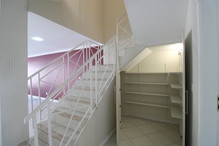 Casa de condomínio à venda com 231m², 4 quartos e 1 vagaEscada