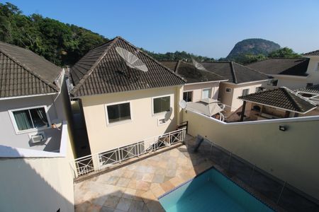 Casa de condomínio à venda com 231m², 4 quartos e 1 vagaQuintal