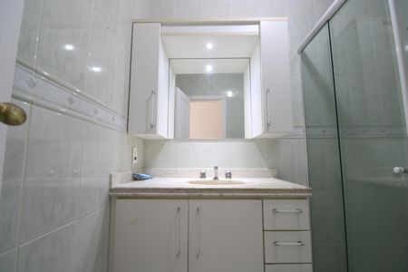 Casa de condomínio à venda com 231m², 4 quartos e 1 vagaBanheiro da suíte 2