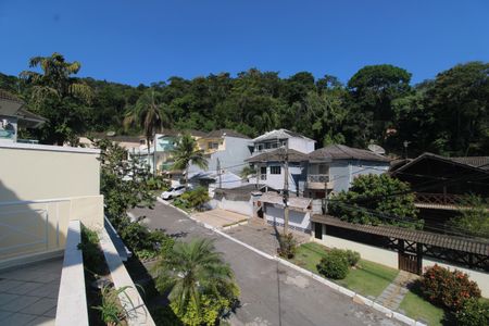 Casa de condomínio à venda com 231m², 4 quartos e 1 vagaVista