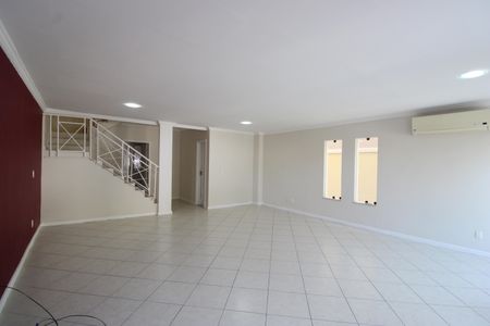 Sala de casa de condomínio para alugar com 4 quartos, 231m² em Anil, Rio de Janeiro