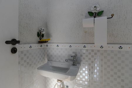 Casa de condomínio para alugar com 800m², 3 quartos e 9 vagasBanheiro de Serviço