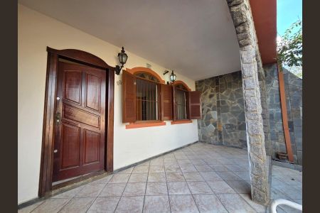 Casa à venda com 222m², 3 quartos e 2 vagasFachada