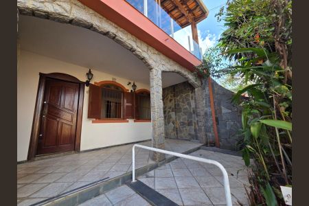 Casa à venda com 222m², 3 quartos e 2 vagasFachada