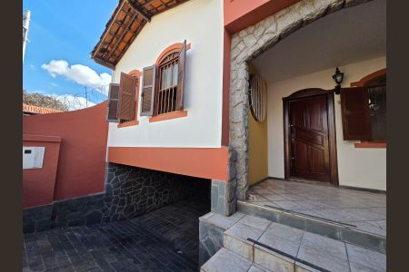 Casa à venda com 222m², 3 quartos e 2 vagasFachada