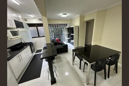 Cozinha de apartamento à venda com 2 quartos, 56m² em Itaim Bibi, São Paulo