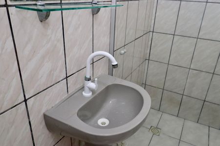 Banheiro de kitnet/studio para alugar com 1 quarto, 21m² em Patamares, Salvador