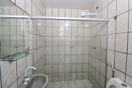 Banheiro de kitnet/studio para alugar com 1 quarto, 21m² em Patamares, Salvador
