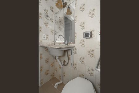 Banheiro de apartamento para alugar com 1 quarto, 36m² em Vila Jardim, Porto Alegre