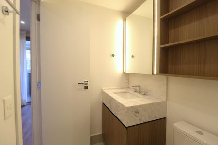 Banheiro de kitnet/studio para alugar com 1 quarto, 30m² em Indianópolis, São Paulo