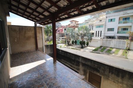 Casa à venda com 305m², 3 quartos e 2 vagasVaranda