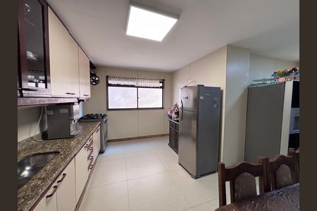 Apartamento à venda com 221m², 3 quartos e 4 vagas Apartamento à venda com 221m², 3 quartos e 4 vagasCozinha