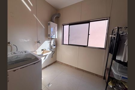Apartamento à venda com 221m², 3 quartos e 4 vagas Apartamento à venda com 221m², 3 quartos e 4 vagasÁrea de Serviço