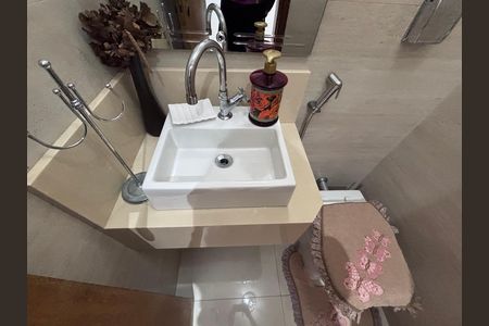 Apartamento à venda com 221m², 3 quartos e 4 vagas Apartamento à venda com 221m², 3 quartos e 4 vagasLavabo