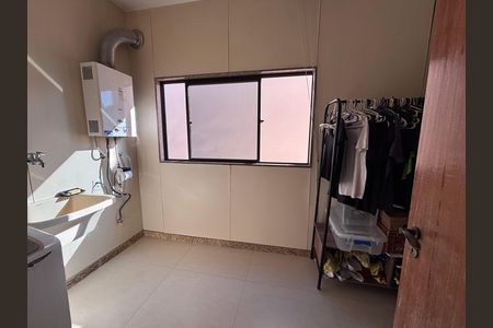 Apartamento à venda com 221m², 3 quartos e 4 vagas Apartamento à venda com 221m², 3 quartos e 4 vagasÁrea de Serviço
