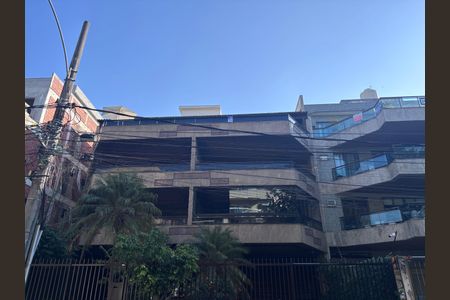 Apartamento à venda com 221m², 3 quartos e 4 vagas Apartamento à venda com 221m², 3 quartos e 4 vagasFachada
