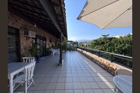 Apartamento à venda com 221m², 3 quartos e 4 vagas Apartamento à venda com 221m², 3 quartos e 4 vagasVaranda