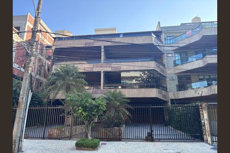 Apartamento à venda com 221m², 3 quartos e 4 vagas Apartamento à venda com 221m², 3 quartos e 4 vagasFachada