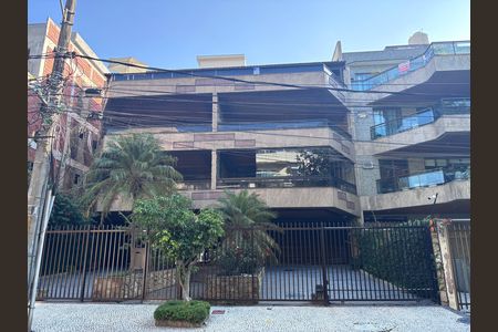 Apartamento à venda com 221m², 3 quartos e 4 vagas Apartamento à venda com 221m², 3 quartos e 4 vagasPlaquinha