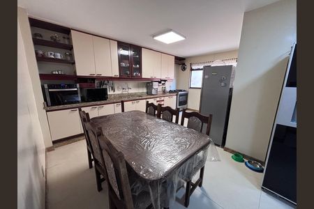 Apartamento à venda com 221m², 3 quartos e 4 vagas Apartamento à venda com 221m², 3 quartos e 4 vagasCozinha