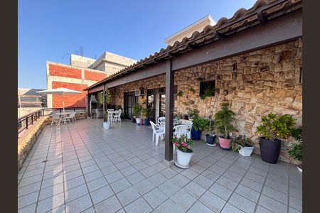 Apartamento à venda com 221m², 3 quartos e 4 vagas Apartamento à venda com 221m², 3 quartos e 4 vagasVaranda