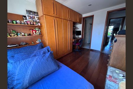 Apartamento à venda com 221m², 3 quartos e 4 vagas Apartamento à venda com 221m², 3 quartos e 4 vagasQuarto 1